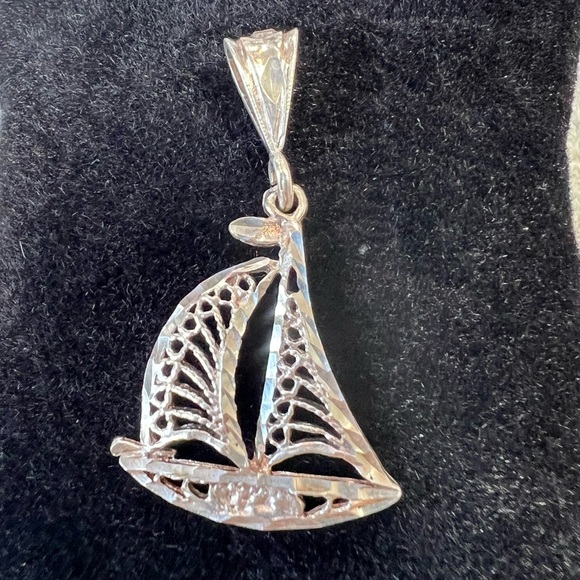 Vintage Jewelry - Vintage Sterling Silver Sailboat Pendat